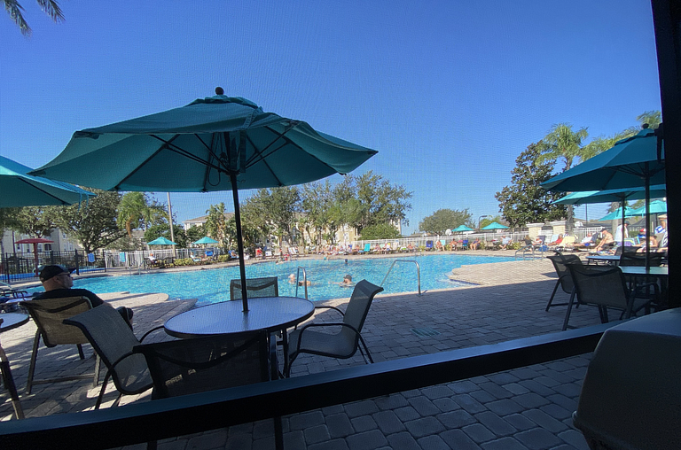 Fabulosa, Disney, clube com piscina, quadra de tênis e mais.
