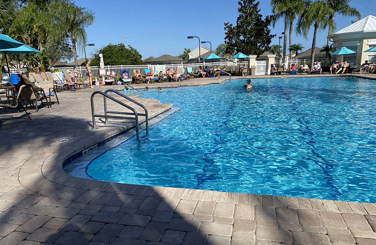 Fabulosa, Disney, clube com piscina, quadra de tênis e mais.