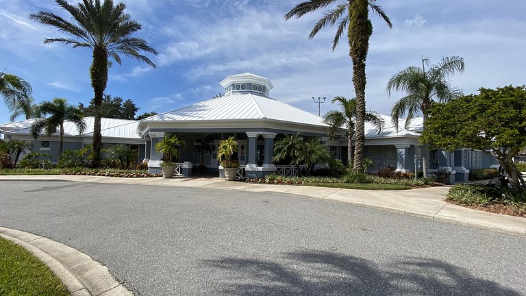 Fabulosa, Disney, clube com piscina, quadra de tênis e mais.